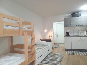 Fotografie z fotogalerie ubytování Komplette schöne Wohnung 50 Eur Kaution ENTHALTEN IN BUCHUNGSBETRAG Nähe Attersee Traunsee Oberösterreich direkte Buchung möglich keine Freigabe erforderlich Raumüberlassung siehe Inserat Kaution wird direkt nach Auszug zurücküberwiesen v destinaci Attnang-Puchheim + 16 fotografií