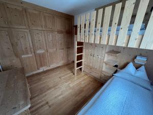 Postel nebo postele na pokoji v ubytování Ladin Apartment