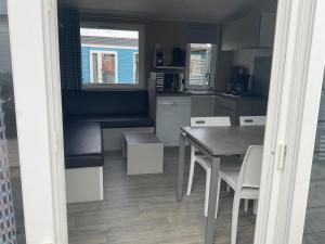 Azur Premium Climatisé 4 étoiles au camping la presqu'île du Barcarés vue imprenable的厨房或小厨房