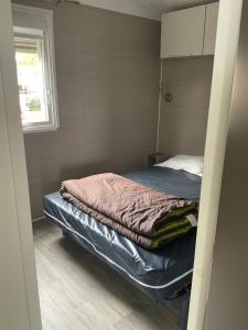 乐巴凯尔斯Azur Premium Climatisé 4 étoiles au camping la presqu'île du Barcarés vue imprenable的一间带床的卧室，位于一间有窗户的房间里 更多14张照片