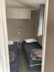 Azur Premium Climatisé 4 étoiles au camping la presqu'île du Barcarés vue imprenable客房内的一张或多张床位