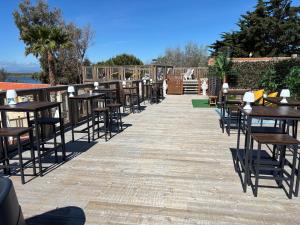 Azur Premium Climatisé 4 étoiles au camping la presqu'île du Barcarés vue imprenable餐厅或其他用餐的地方