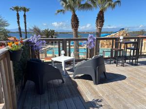 Azur Premium Climatisé 4 étoiles au camping la presqu'île du Barcarés vue imprenable的阳台或露台