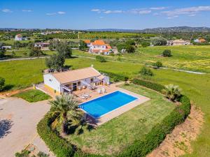 una vista aerea di una casa con piscina di Quinta da Bisa - Casa das Pedrinhas ad Algoz