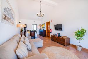 un soggiorno con un divano e una TV di Quinta da Bisa - Casa das Pedrinhas ad Algoz