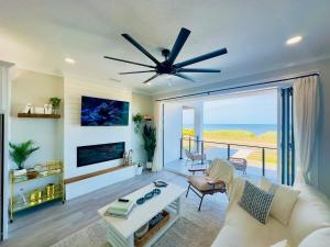 Μια τηλεόραση ή/και κέντρο ψυχαγωγίας στο The C House +51 φωτογραφίες