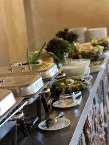 una linea a buffet con piatti e ciotole di cibo di Desert calm a Wadi Rum