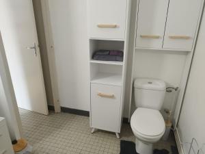 Phòng tắm tại Coucher de soleil, gros matelas, parking, 2 lits, lave-linge, wifi, netflix