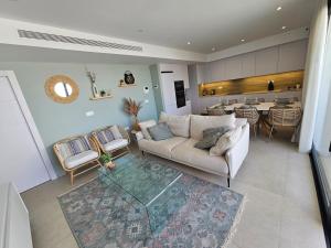 ein Wohnzimmer mit Sofa und Tisch in der Unterkunft San Pedro Del Pinatar Penthouse in San Pedro del Pinatar
