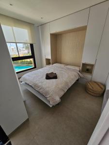 ein Schlafzimmer mit einem großen Bett und einem großen Fenster in der Unterkunft San Pedro Del Pinatar Penthouse in San Pedro del Pinatar + 19 Fotos