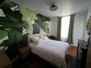 1 dormitorio con 1 cama con un gran mural en la pared en Gîte Champagne Philippe Moutardier - Chambre Cépage, en Chézy-sur-Marne