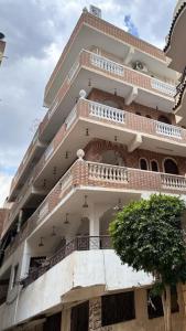 un edificio alto con balconi sul lato di The 5 Inn - Pyramids a Il Cairo