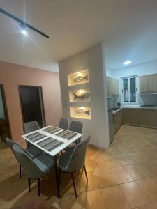 Cucina o angolo cottura di Private House Velipoj