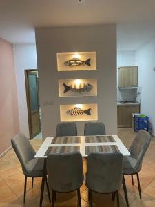 Cucina o angolo cottura di Private House Velipoj