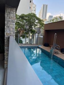 a swimming pool on top of a building at Apartamento Brooklin luxo in Sao Paulo