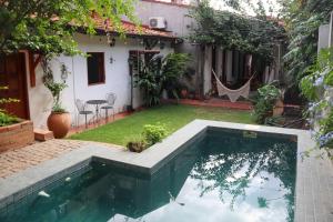 Bazén v ubytování Casa colonial familiar con jardín y piscina en el centro de Asunción - Ideal para grupos nebo v jeho okolí