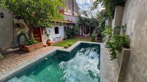 Bazén v ubytování Casa colonial familiar con jardín y piscina en el centro de Asunción - Ideal para grupos nebo v jeho okolí