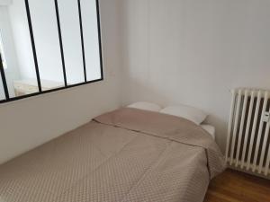 Giường trong phòng chung tại Coucher de soleil, gros matelas, parking, 2 lits, lave-linge, wifi, netflix