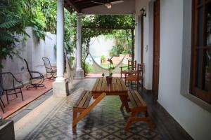 Balkón nebo terasa v ubytování Casa colonial familiar con jardín y piscina en el centro de Asunción - Ideal para grupos