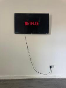 TV a/nebo společenská místnost v ubytování Freshly Renovated Flat just minutes from Luton Airport with Private parking + 5 fotografií