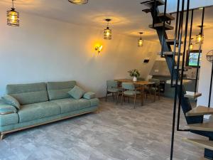 佩什泰拉Tiny House的客厅里有一张沙发和一张桌子。