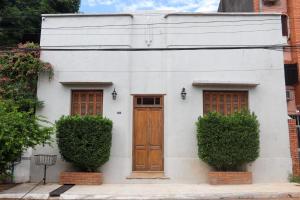 Exteriér nebo vchod ubytování Casa colonial familiar con jardín y piscina en el centro de Asunción - Ideal para grupos