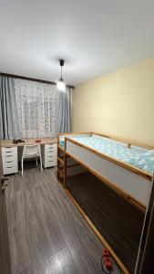Un dormitorio con una litera y un escritorio. en Darko Residence, en Timisoara
