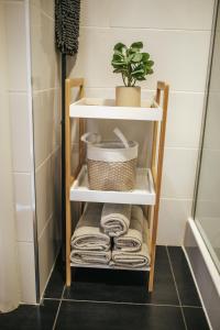 a towel rack with a potted plant on it in a bathroom at Agroturystyka Widokówka Nielisz in Nielisz +49 photos