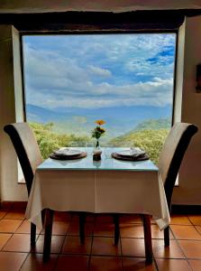 una mesa con vistas a una ventana grande en El Paisaje, en Atajate 28 fotos más