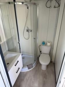 Koupelna v ubytování Domki Kalimera 3