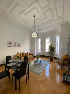 a living room with a table and a couch at Casa Montealegre in Valparaíso