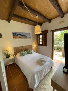 Un dormitorio con una cama grande en una habitación. en El Paisaje, en Atajate