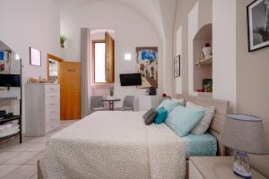 アルタムーラにあるB&B Martini Home 11のベッドとリビングルームのある寝室