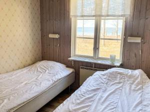 Postel nebo postele na pokoji v ubytování 4 star holiday home in FÄRJESTADEN