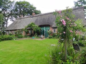 Gallery image of Romantic thatched roof house in Schnarup-Thumby
