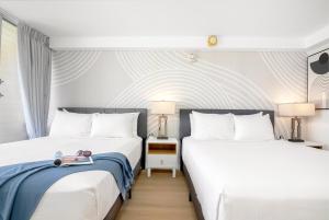 Ένα ή περισσότερα κρεβάτια σε δωμάτιο στο Newly Renovated Studio with Pool & Steps to Waikiki Beach +81 φωτογραφίες