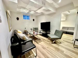 un soggiorno con un divano e una TV di Comfortable place In An Amazing Location a Toronto