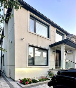una casa con finestre e fiori di fronte di Comfortable place In An Amazing Location a Toronto