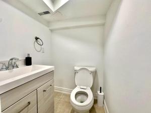 un bagno bianco con un water e un lavandino di Comfortable place In An Amazing Location a Toronto
