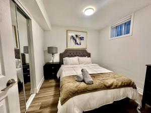 una camera da letto con un letto con due asciugamani sopra di Comfortable place In An Amazing Location a Toronto