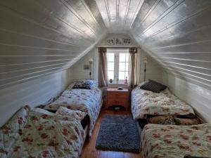Habitación con 3 camas en un ático en Flott hytte på Bygland, en Bygland