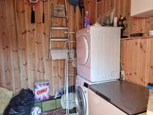 una cocina con lavadora y nevera en Flott hytte på Bygland, en Bygland