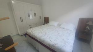 a small bedroom with a bed and a closet at casa do Pedro in Guarujá