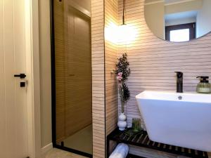 クンピナにあるVilla Octogon Câmpinaの白い洗面台と鏡のあるバスルーム +39枚の写真