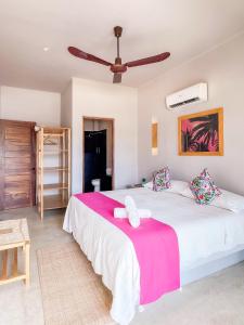 Ένα ή περισσότερα κρεβάτια σε δωμάτιο στο Punta Arena Surf Suites +41 φωτογραφίες