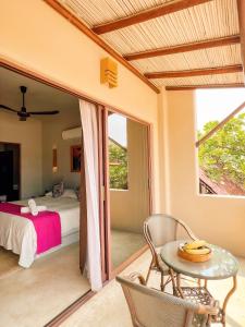 Ένα ή περισσότερα κρεβάτια σε δωμάτιο στο Punta Arena Surf Suites