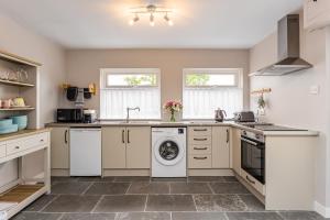 une cuisine avec laveuse et sécheuse dans l'établissement Rose cottage, à Dungannon
