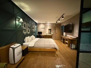 En eller flere senge i et værelse på Venice Hotel