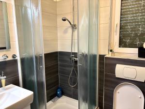 Ένα μπάνιο στο OliveTree Apartments +53 φωτογραφίες