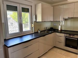 Η κουζίνα ή μικρή κουζίνα στο OliveTree Apartments